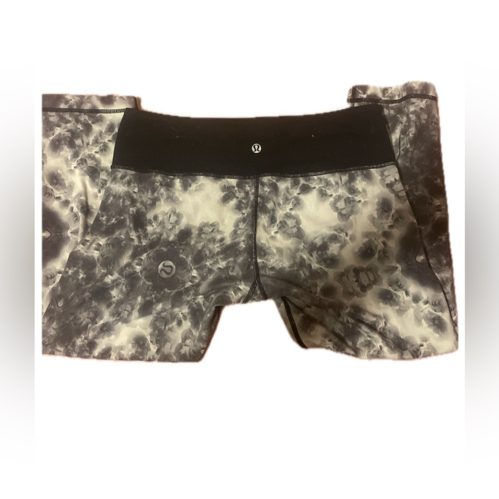 Lululemon Black and Gray Patterned Cropped Leggings